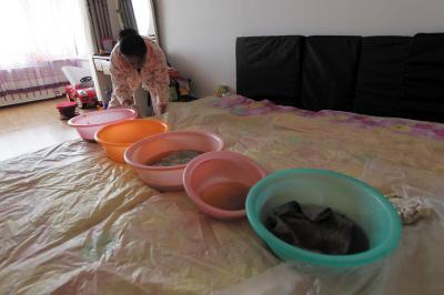 巨野楼上漏水，住户失联，小区没物管，业主维权难！律师来支招……